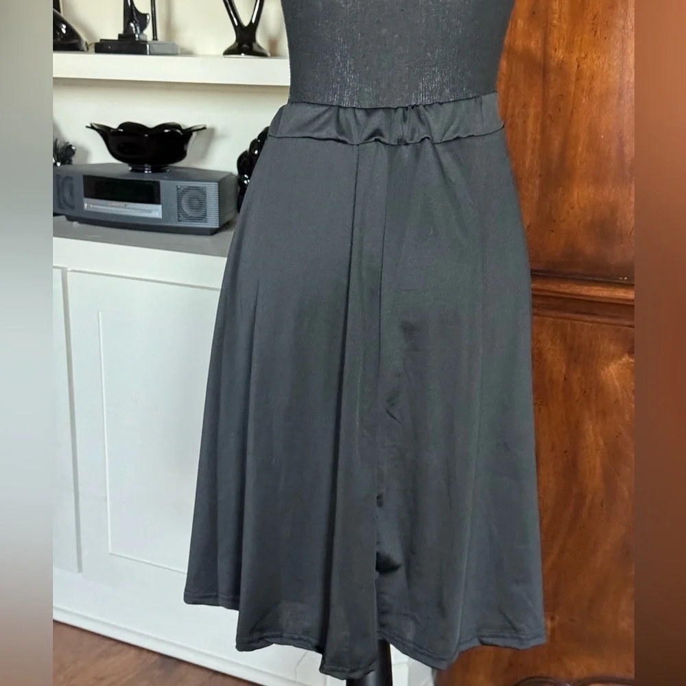 Black Pleated Style Buckle‎ Skirt - Picture 2 of 8